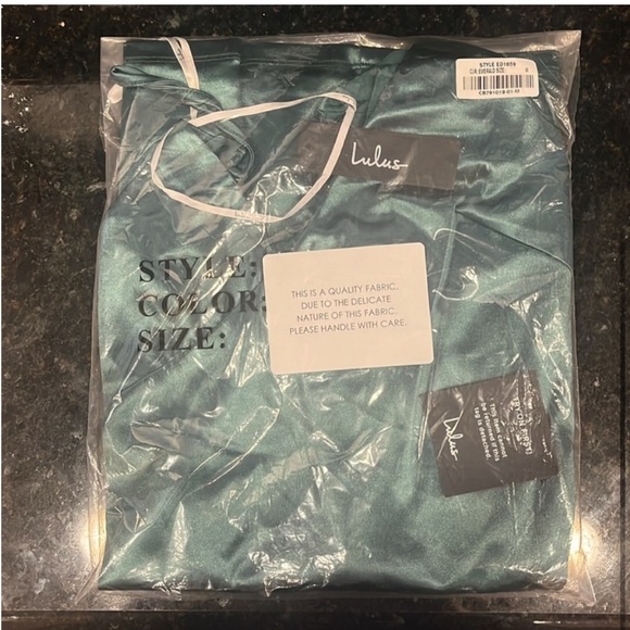 Lulus Totally Glowing Emerald Green Satin
One-Shoulder Bodycon Dress - Picture 5 of 5